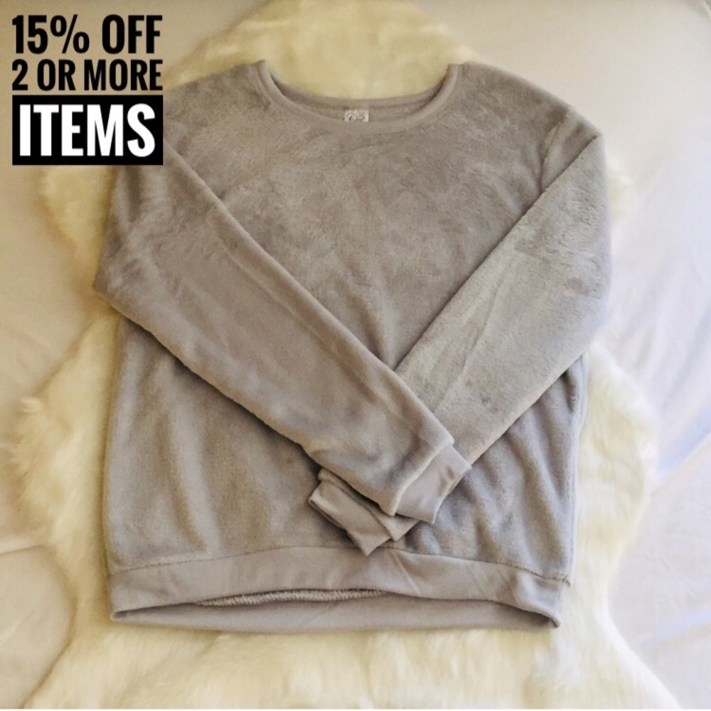 A soft grey sweater - Picture 1 of 3